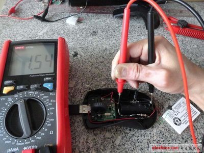 創意無極限 為無線鼠標換上內置充電電池，實現通電狀態下的便捷維護與電壓測量